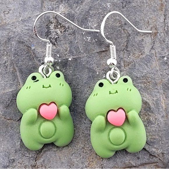 NWT - Adorable green frog holding a heart earrings set - 1 inch x .5 inch - Picture 1 of 4